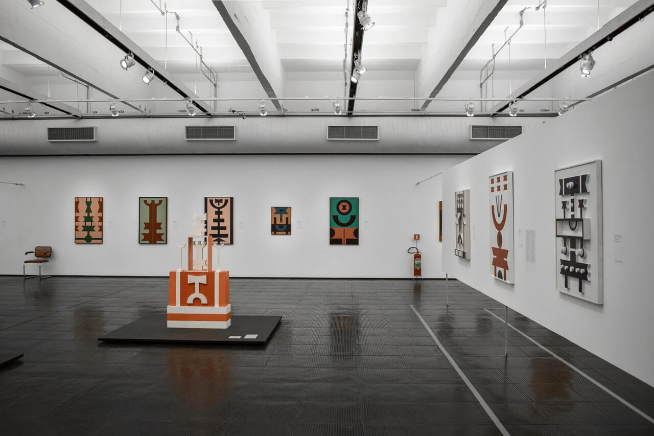 Como a internet dinamiza as relações das galerias e feiras de arte