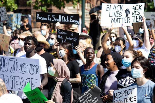 Multidão protestando nos EUA - Black Lives Matter