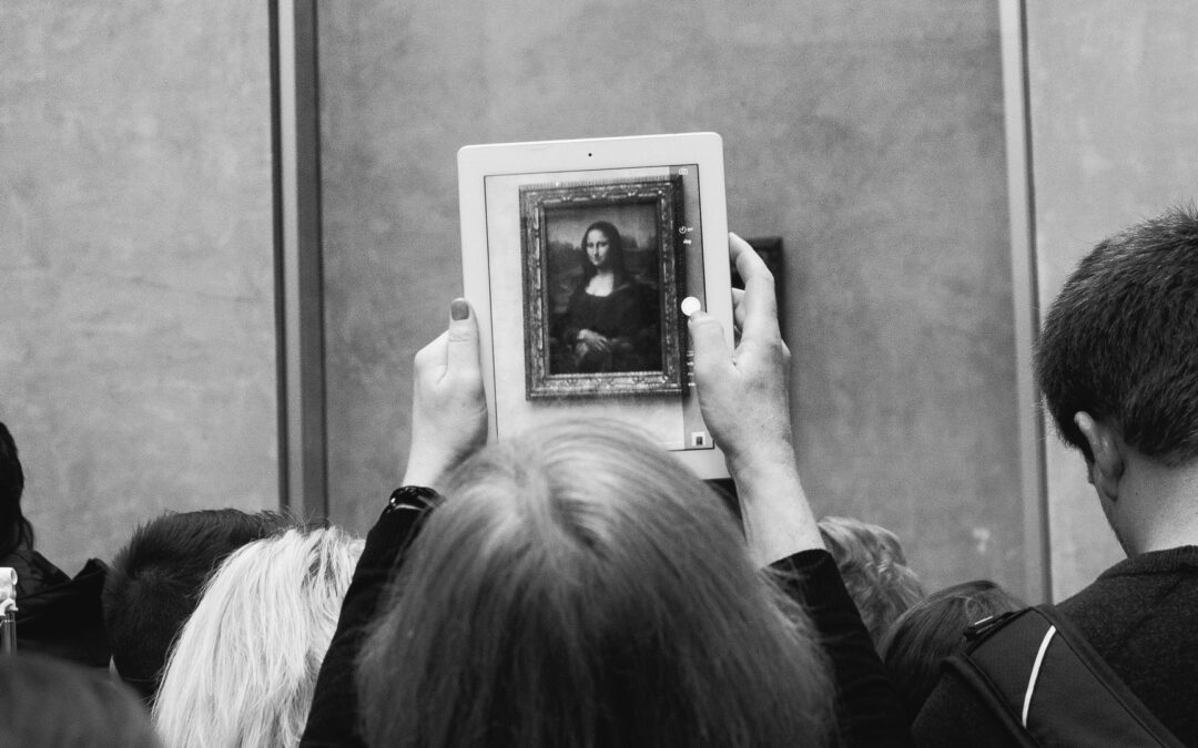 quadro Mona Lisa sendo colocado na parede