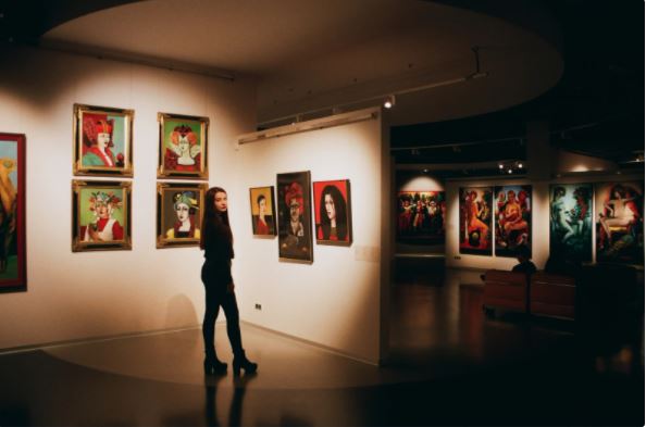 mulher galeria de arte