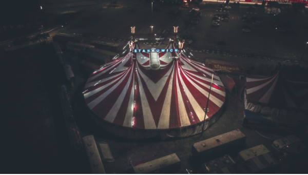 Imagem de um circo vista por cima